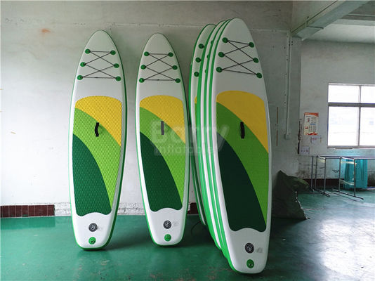 As placas materiais a favor do meio ambiente do SUP deixam cair o suporte inflável de envio acima da placa de pá