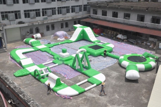 Parque de flutuação inflável da água do campo de jogos verde para o divertimento EN14960