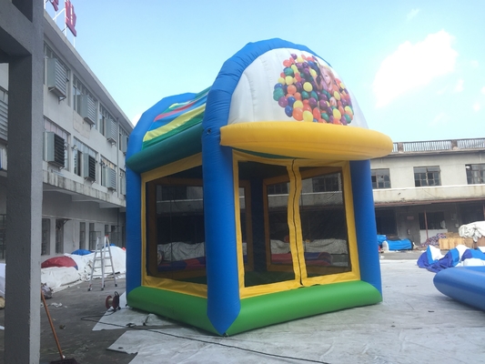 As meninas impermeáveis da forma do chapéu saltam o leão-de-chácara da casa 6*5*5m