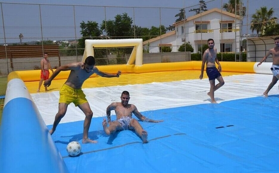 Os jogos infláveis dos esportes de encerado dobro do ponto do Tripple ensaboam o campo de futebol