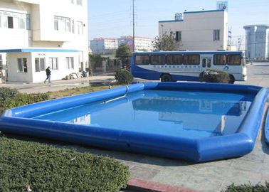 Piscina profunda inflável azul das crianças, grande acima das associações à terra da explosão