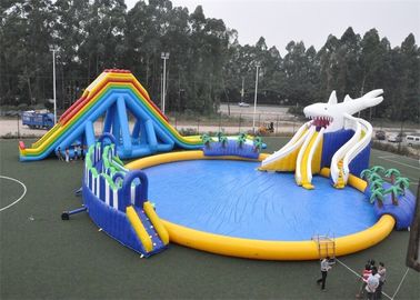 O parque da água dos jogos da explosão do entretenimento/água infláveis finais brinca para o lago
