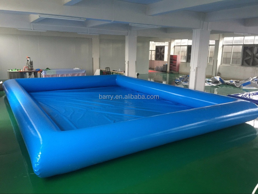 Piscina inflável móvel portátil com os brinquedos do rolo da água